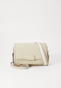 Beige kožená crossbody taška s texturovaným povrchem, obdélníkovým tvarem, klopovým zapínáním a kontrastním popruhem s hnědým akcentem.