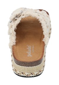 Helle beigefarbene Slip-On-Sandale mit strukturiertem, flauschigem Material, einem gepolsterten Innenbereich und einer dekorativen, geflochtenen Sohle mit metallischen Akzenten.