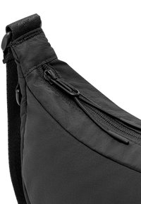 Borsa a tracolla nera in tessuto con superficie liscia, dotata di chiusura a zip e tracolla regolabile. Accenti in metallo neri notevoli.