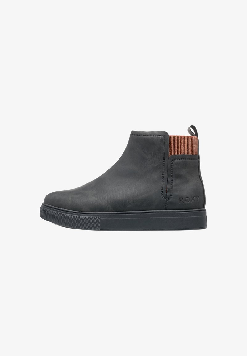 Schwarze Ankle-Boots mit braunem elastischem Seiteneinsatz, Zuglasche an der Ferse, flacher Gummisohle und "ROXY"-Prägung an der äußeren Ferse.