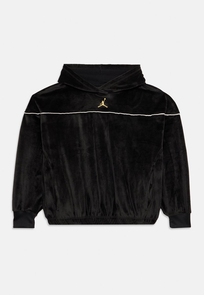 Czarna welurowa bluza z kapturem z złotym logo Jumpman umieszczonym na środku poniżej dekoltu oraz białym obszyciem wzdłuż klatki piersiowej i rękawów.