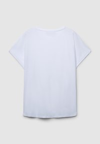 T-shirt bianco a maniche corte con vestibilità morbida, collo rotondo e texture di cotone liscia. Nessun motivo o accento visibile.