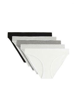 Weiblicher Torso mit grauer, gerippter Bikini-Unterwäsche, stehend vor schlichtem weißen Hintergrund.