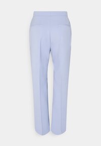 Ljusblå skräddarsydda byxor med rak benform, slät textur och två bakfickor. Minimalistisk design med ett rent midjeband.