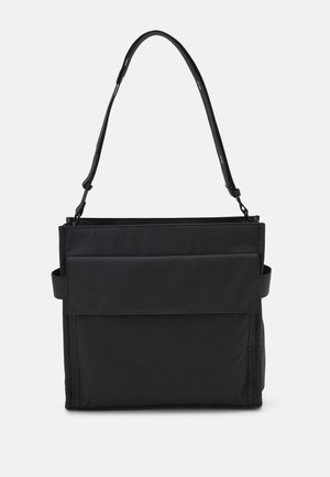 Mala de ombro preta feita de tecido, com um bolso frontal plano, alça ajustável e design minimalista. Textura suave sem padrões.