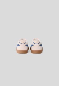 Adidași din piele cu partea superioară roz, accente albastre și o talpă din cauciuc maro. Prezintă un logo auriu pe călcâi și un guler căptușit.