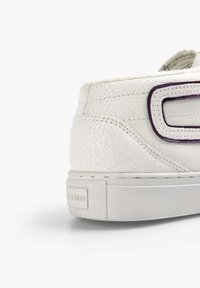 Sneaker bianco in pelle con una texture screpolata, dotato di un accento viola vicino al tallone e una suola in gomma bianca. Etichetta del marchio ben visibile.