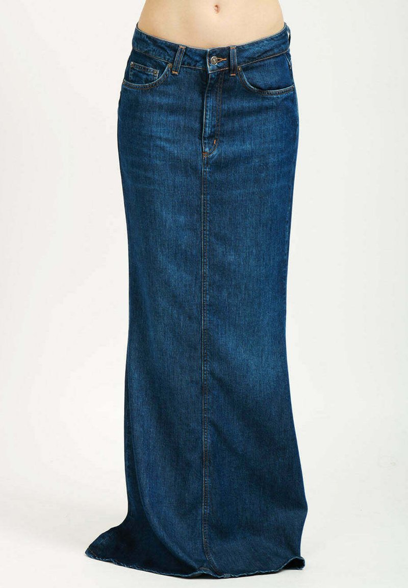 Falda vaquera maxi en azul oscuro, con corte recto, bolsillos delanteros y cierre de botón de latón en la cintura. Textura suave y costuras mínimas.