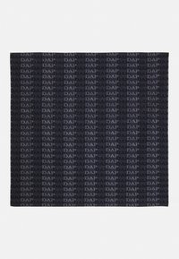 Tela negra con un patrón repetido de la palabra "DAP" en varias tonalidades de gris, con una textura suave y bordes rectos.