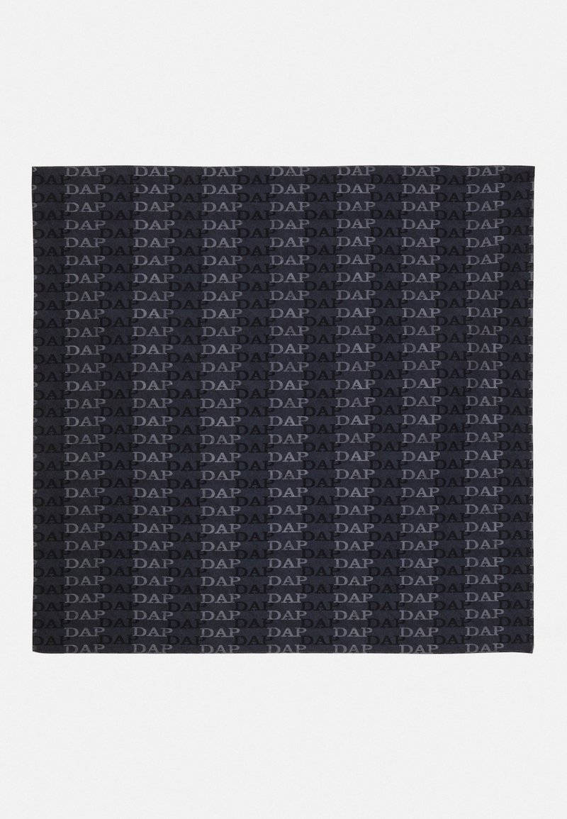 Tela negra con un patrón repetido de la palabra "DAP" en varias tonalidades de gris, con una textura suave y bordes rectos.