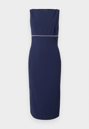 Robe bleu marine sans manches avec un col bateau, une silhouette cintrée et une ceinture ornée de perles. Texture lisse et mate.