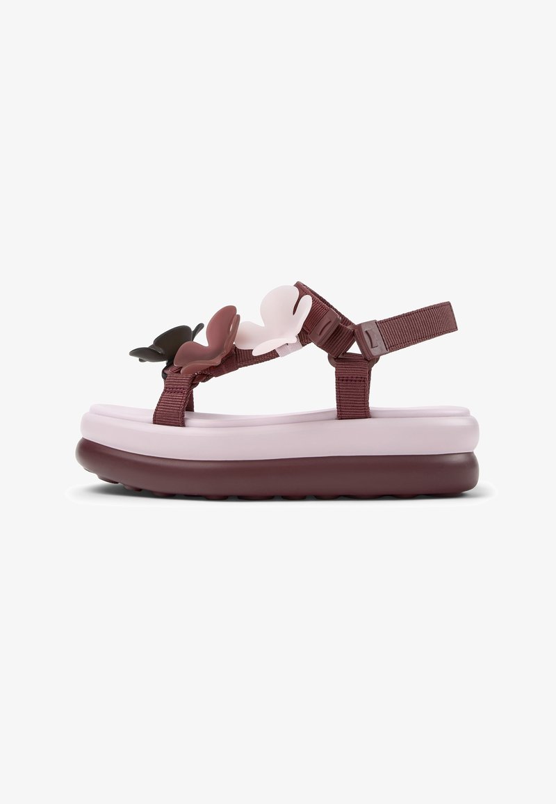 Sandales marron avec une semelle épaisse rose, ornées de papillons noirs, roses et marron. Bride ajustable pour un maintien sûr.