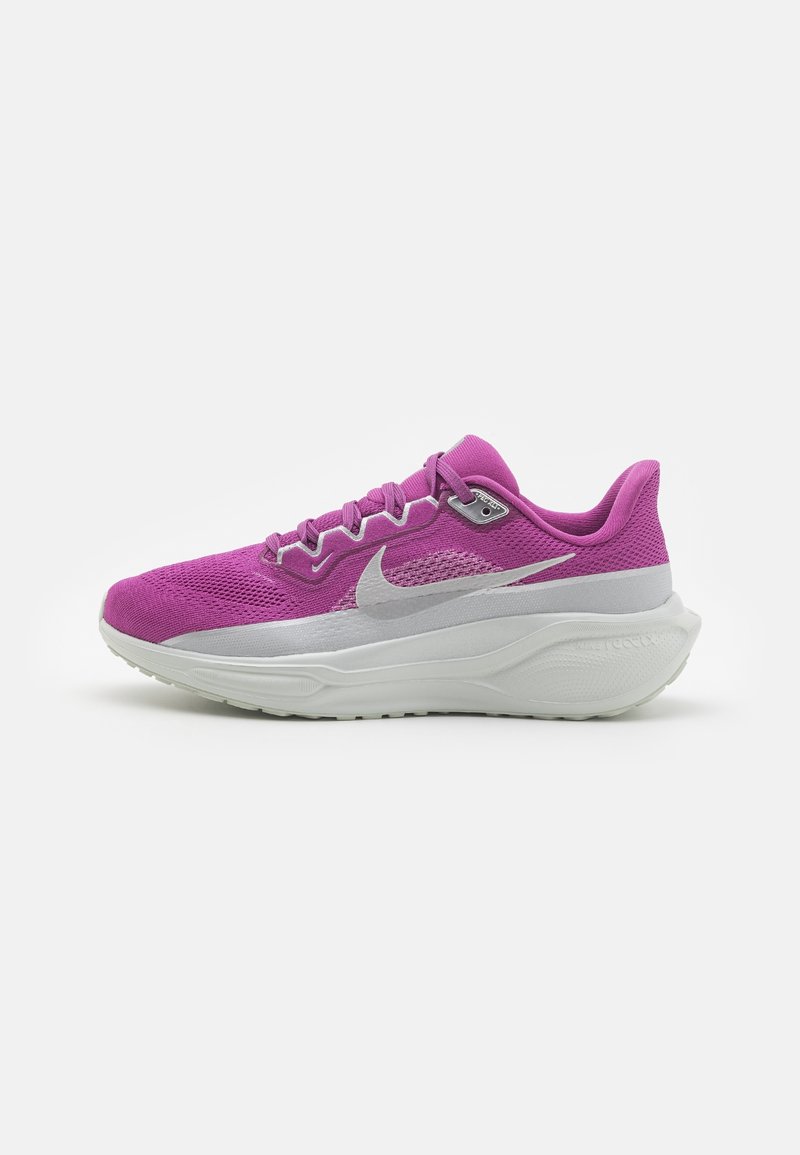 Chaussure de course Nike violette avec logo swoosh blanc, semelle épaisse blanche, empeigne en mesh et fermeture à lacets, présentée en profil sur fond blanc.