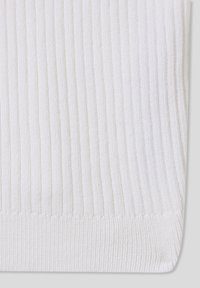 Tessuto a maglia bianco a coste con una consistenza morbida. Presenta un bordo dritto con un motivo a maglia sottile e fitto in tutto il tessuto.