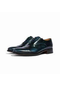 Zapatos de cuero con un acabado brillante en un tono verde azulado profundo, diseño de punta de capote y cordones negros en contraste. Presentan una punta redonda y un tacón apilado.