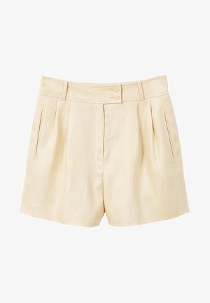 Pantalones cortos de lino beige con cintura alta, pliegues delanteros, bolsillos laterales con abertura, trabillas para cinturón y cierre de doble botón en la cintura.