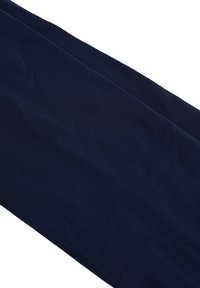 Tessuto blu navale mostrato piatto, con una trama liscia e un leggero lucido, con pieghe e grinze visibili.