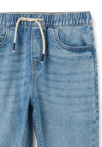 Pantalones de denim azul claro con cintura elástica, que incluyen un cordón y detalles de costura clásica. Incluye dos bolsillos delanteros.