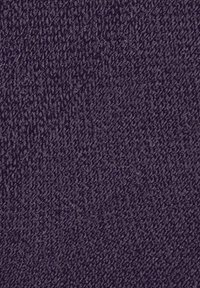 Gestructureerde stof in een diep paarse kleur, met een fijne weving en een licht verhoogd oppervlak met subtiele variaties in tint.