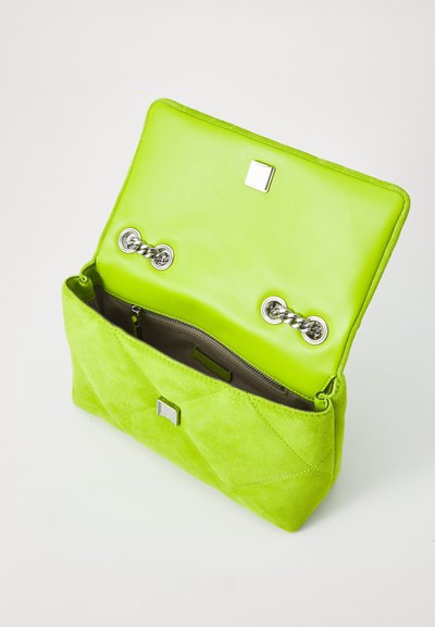 Borsa a mano in suede verde lime con apertura superiore, hardware in argento e texture trapuntata. L'interno presenta una tasca con zip e una fodera liscia.