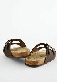 Next REGULAR  - Tagant lahtised kingad - brown