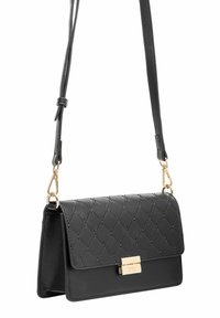 Czarna, pikowana torebka na ramię z klapką, z złotymi akcentami i odpinanym paskiem. Gładka struktura z detalami w wzór diamentowy.