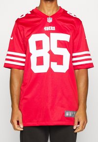 Camiseta de la NFL roja con el número 85 en blanco, con acentos en blanco y negro en las mangas. Fabricada en material sintético, de corte relajado.