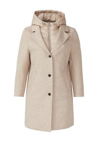 Beige jas met een capuchon, voorzien van een gewatteerde binnenvoering, gekleed kraag, knopen aan de voorkant en zijzakken. Zachte textuur, middellange design.
