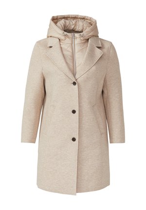 Cappotto beige con cappuccio, dotato di fodera trapuntata, colletto sagomato, bottoni frontali e tasche laterali. Texture morbida, design di lunghezza media.