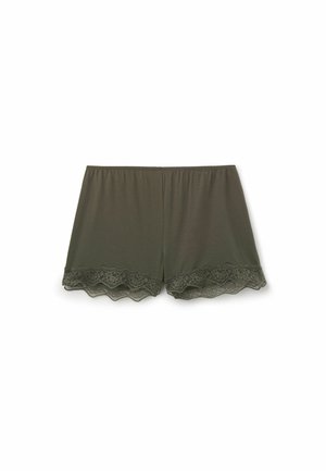 Pantalones cortos femeninos verde oscuro con cintura elástica y ribete de encaje a lo largo del dobladillo, tendidos planos sobre un fondo blanco.