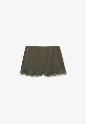 Pantalones cortos femeninos verde oscuro con cintura elástica y ribete de encaje a lo largo del dobladillo, tendidos planos sobre un fondo blanco.