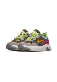 Sneaker multicolori con lacci verdi, materiali in suede e mesh, grande logo a stella arancione e suola bianca con texture.