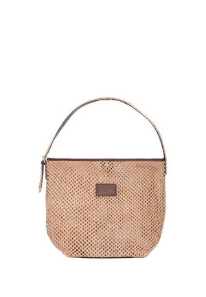 Borsa beige intrecciata con una singola tracolla curva e una piccola etichetta rettangolare marrone al centro frontale.