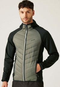 Herren-Hoodiejacke mit durchgehendem Reißverschluss, schwarzen Ärmeln und einem grau gesteppten Körper mit gerippter Textur; beinhaltet seitliche Taschen.