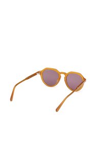Gafas de sol redondas con un marco translúcido naranja y lentes tintados en púrpura. Presentan brazos elegantes y acentos metálicos visibles cerca de las bisagras.