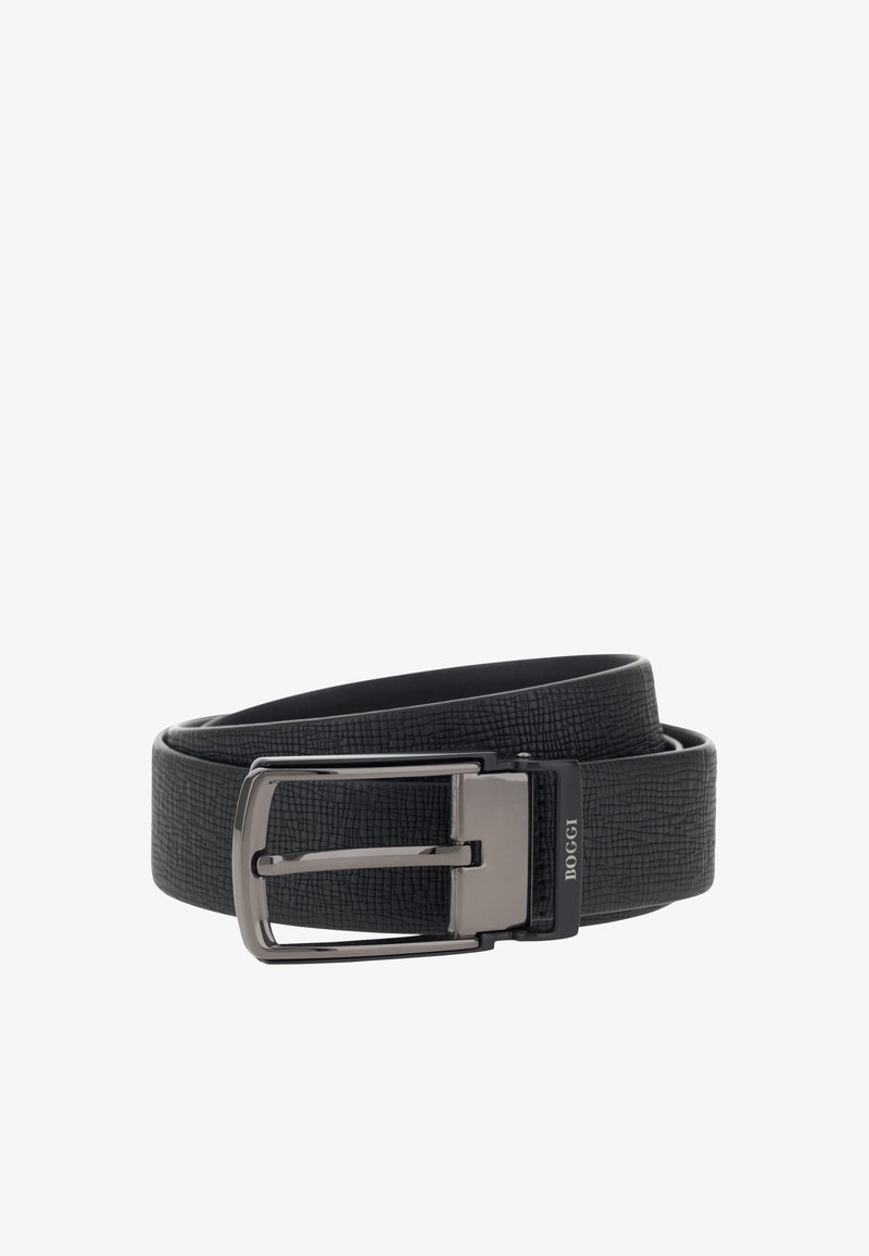 Ceinture en cuir noir texturé avec boucle rectangulaire en métal argenté et gravure "BOGGI" sur le cadre de la boucle, enroulée sur fond blanc.