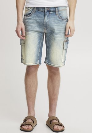 Denim cargo shorts med en ljusblå tvätt, med sidofickor, dragkedjor och en rak passform som slutar strax ovanför knäet.