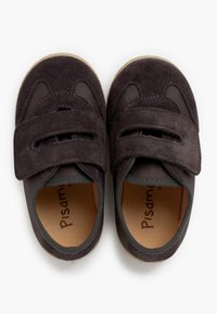 Pantofi din suede maro închis, cu curele Velcro, design rotund și interior bej. Prezintă accente de cusătură și o talpă din cauciuc texturată.