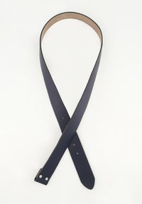 Granatowy skórzany pasek o teksturowanej powierzchni, z gładkim podszewką wewnętrzną i wieloma otworami do regulacji. Posiada zwężane końce.