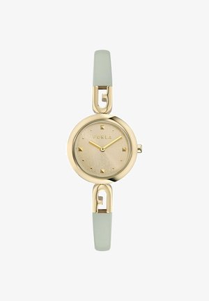 Montre dorée avec un cadran rond, un cadran beige clair à motifs, des clous carrés et un bracelet en cuir vert clair avec un accent en chaîne.