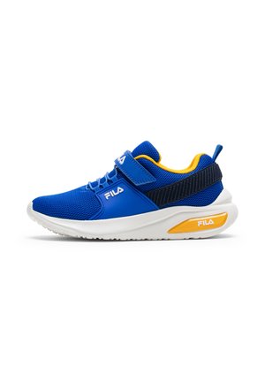 Zapatilla FILA azul y amarilla con suela blanca, parte superior de malla, cierre de velcro y tira negra en el talón mostrada de lado sobre fondo blanco.