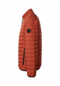 Orange quiltet jakke med lynlåslomme på siden og sort cirkulært logo-patch på overarmen, vist fra siden.