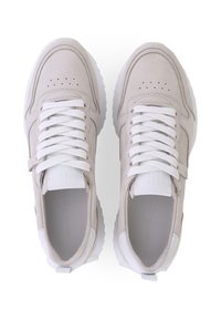 Helle graue Wildledersneaker mit weißen Schnürsenkeln und Akzenten, runder Zehenpartie, gepolsterter Zunge und kontrastierender Gummisohle.