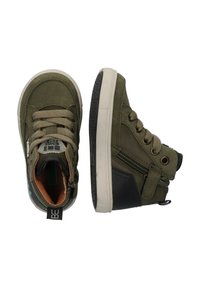 Groene hoge sneakers van suède en leer, met gestructureerde veters, een zijrits, een tan voering en een witte rubberen zool.