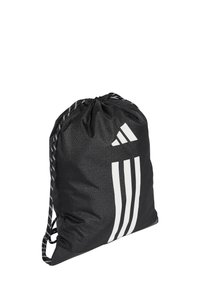 Bolsa de gimnasio negra con cordón, fabricada en tejido texturizado, con tres franjas blancas en un diseño en bloque y correas ajustables tejidas en negro y blanco.