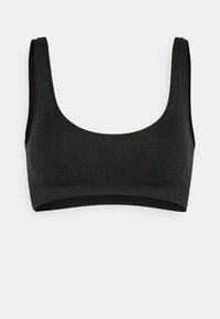 Bralette negra con una textura suave, escote en forma de barco y tirantes anchos. Diseño simple y sin costuras, sin adornos ni patrones.