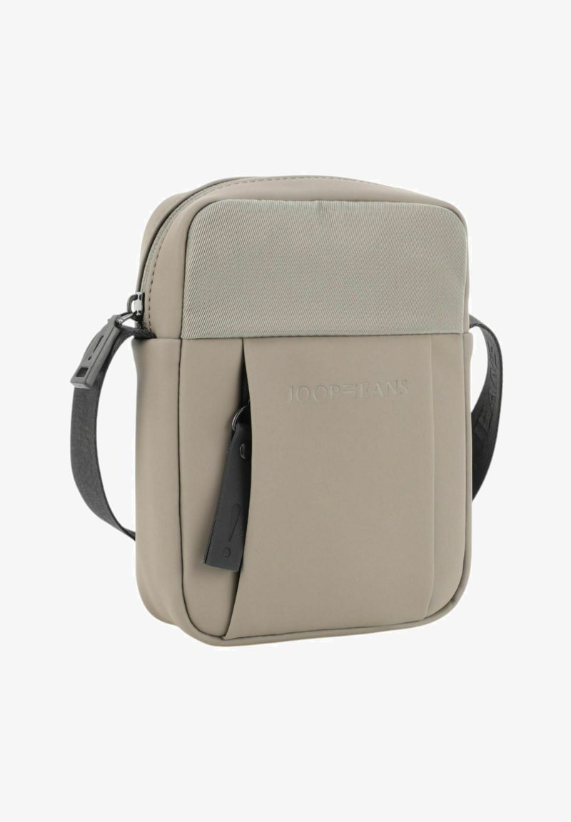 Borsa a tracolla in beige chiaro con finitura liscia e opaca. Presenta una parte superiore grigia testurizzata e una tracolla regolabile. Include un dettaglio discreto con il logo del marchio.
