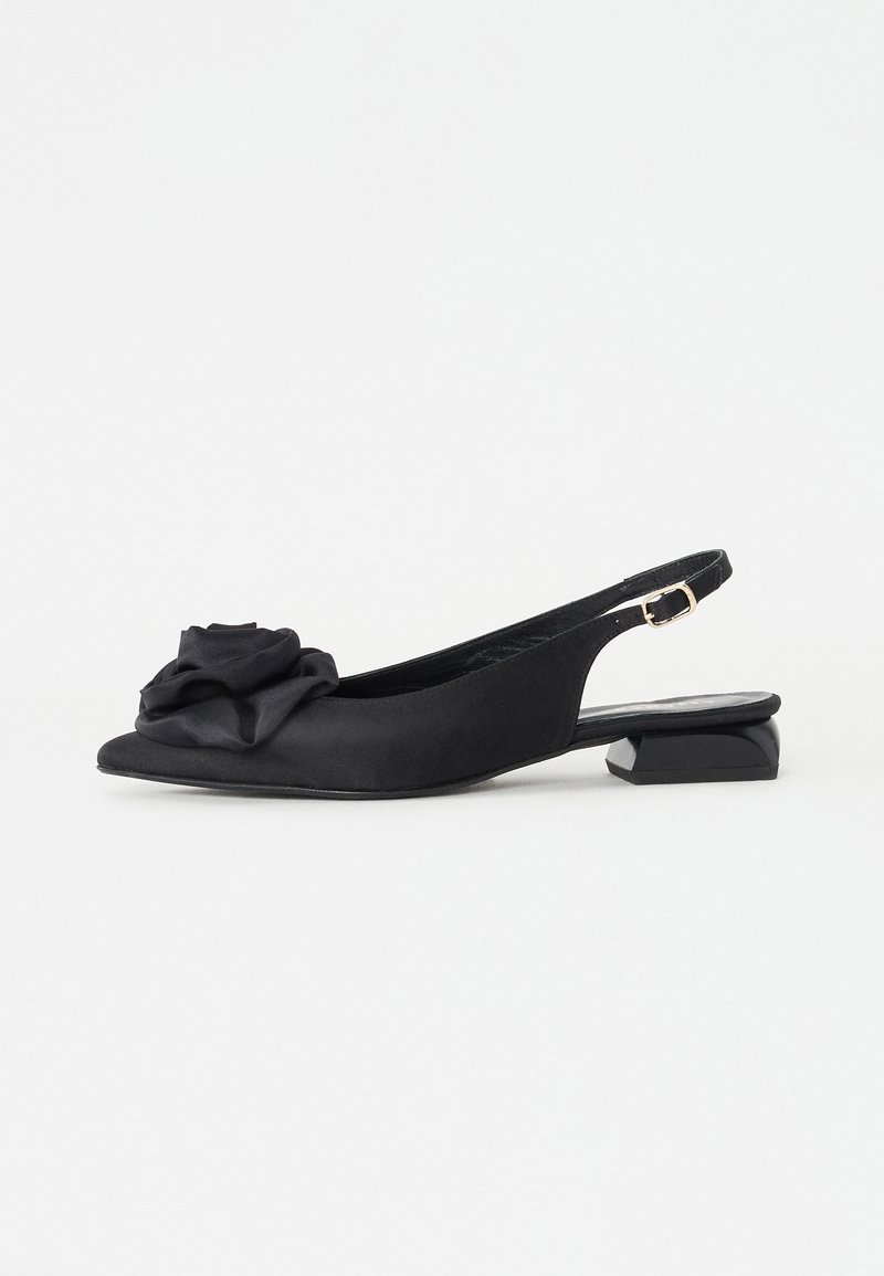 Melnas slingback kurpes ar teksturētu rozā akcentu pie pirkstiem, ar zemu blokveida papēdi un gludu augšējo materiālu.