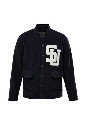 Marineblauwe varsityjack met drukknoopsluiting, twee voorste klepzakken en een witte "SDU" patch op de linkerborst.