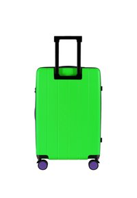 Harde koffer in felgroen met verticale strepen, een zwarte uitschuifbare handgreep en paarse wielen voor gemakkelijk transport.
